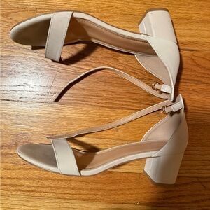 Women’s tan heels size 10 have been worn